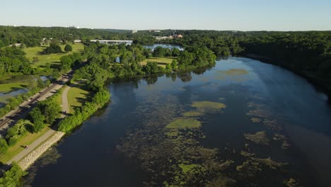 Edificios-De-La-Ciudad-De-Ann-Arbor-Y-Hermoso-Parque-De-Gallup,-Vista-Aérea