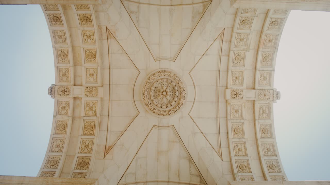 역사적 인 아치웨이 의 장식 된 천장