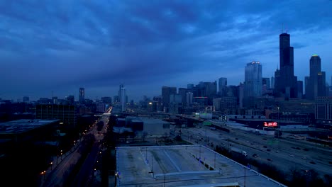 cielo nocturno en la ciudad de chicago con drones de tráfico por carretera y autopista