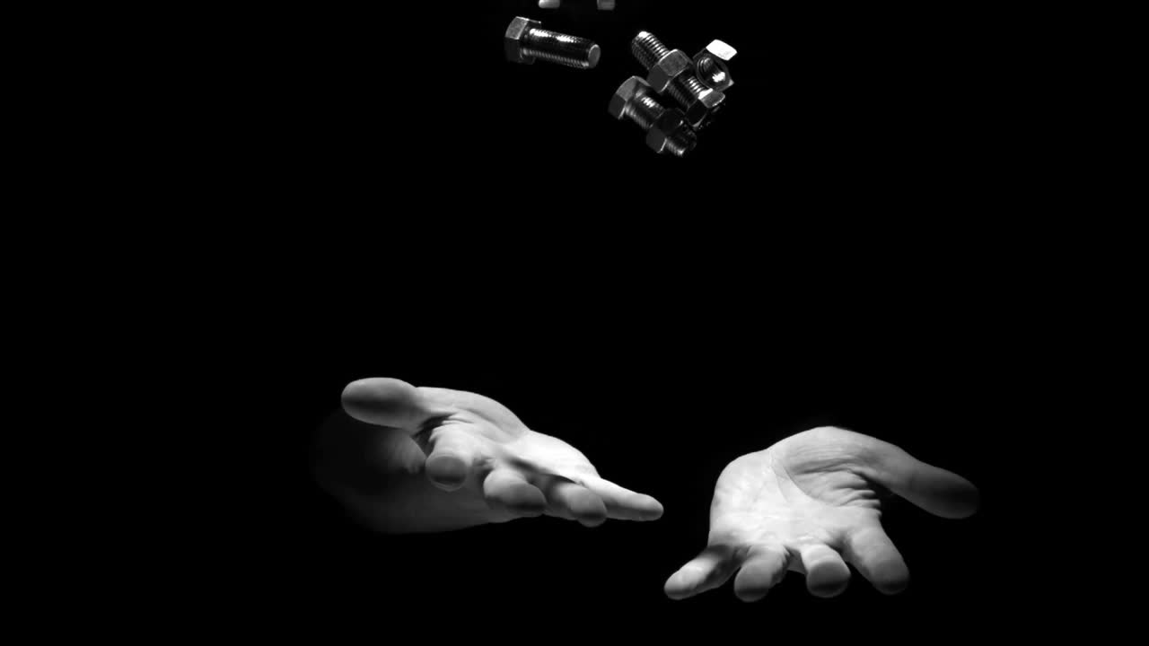 las manos de los hombres lanzando pernos