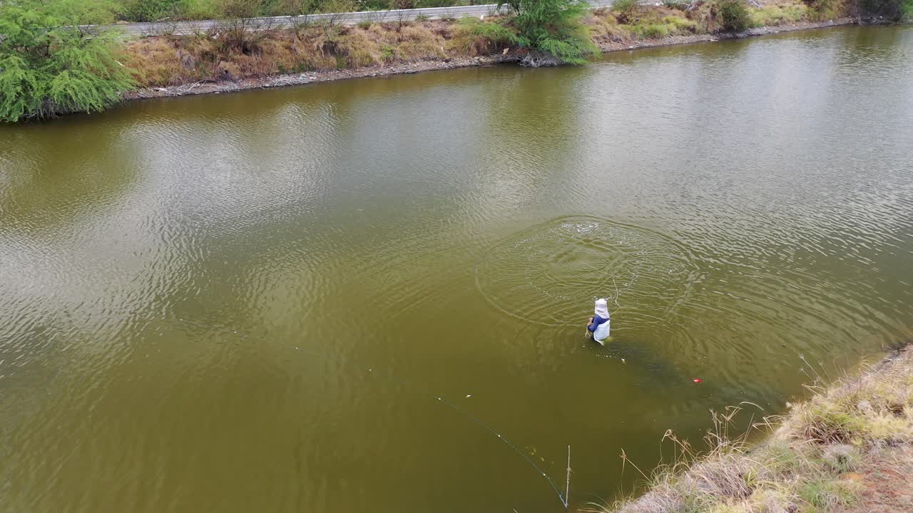 브라질의 페르남부코 배후지에서 가족 생계를 위해 캐스트 그물, 석호에 그물을 던지는 어부의 공중 전망