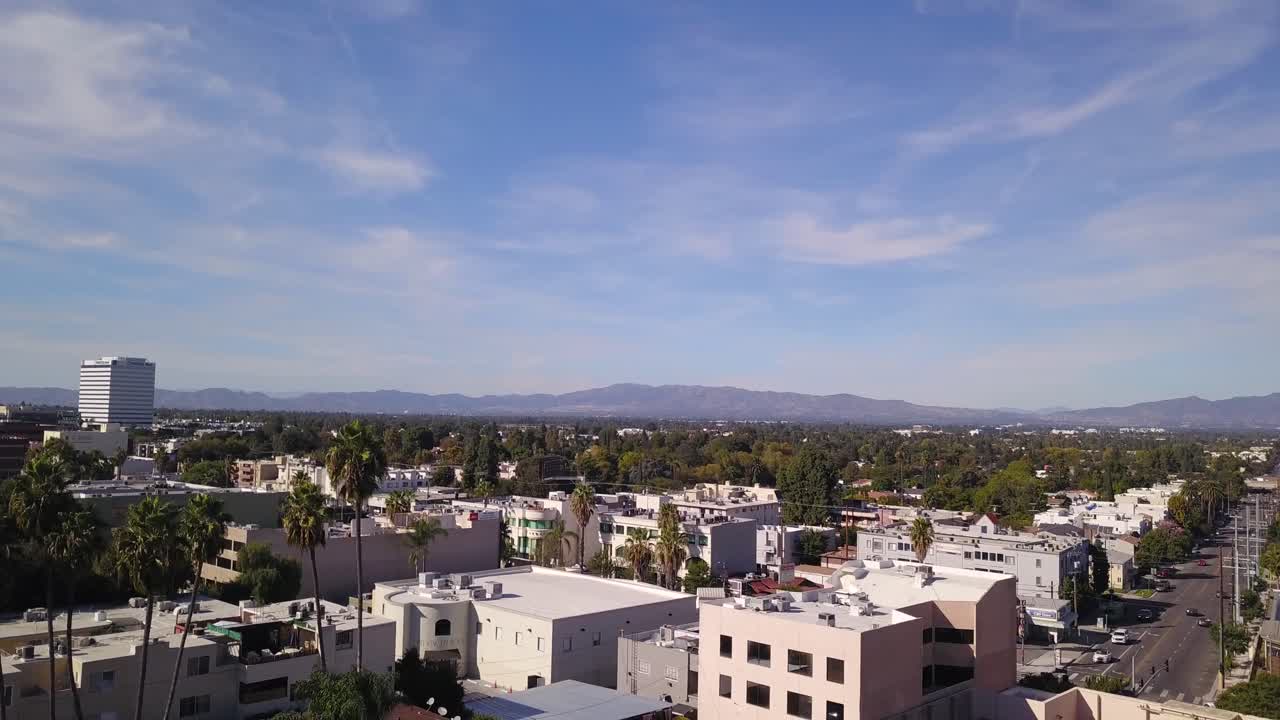 Ripresa aerea in 4K di Sherman Oaks, California, in una giornata di sole con palme e montagne sullo sfondo.