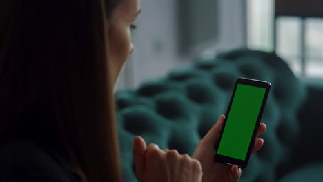 Geschäftsfrau-Führt-Videoanruf-Auf-Smartphone-Mit-Grünem-Bildschirm