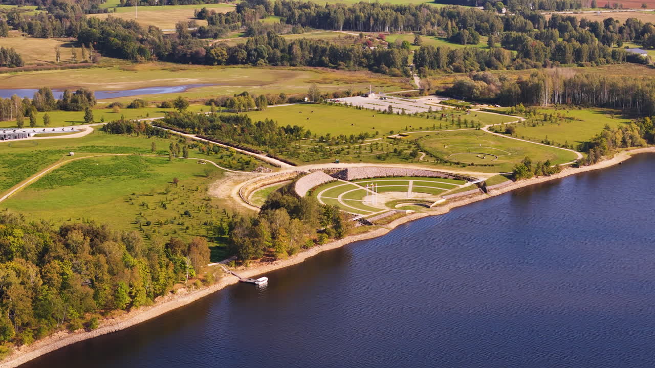 운명 정원 (garden of destiny memorial monumental landscape ensemble) 은 라트비아의 코크네시 (koknese) 에 있는 기념비적 풍경 앙상블이다.