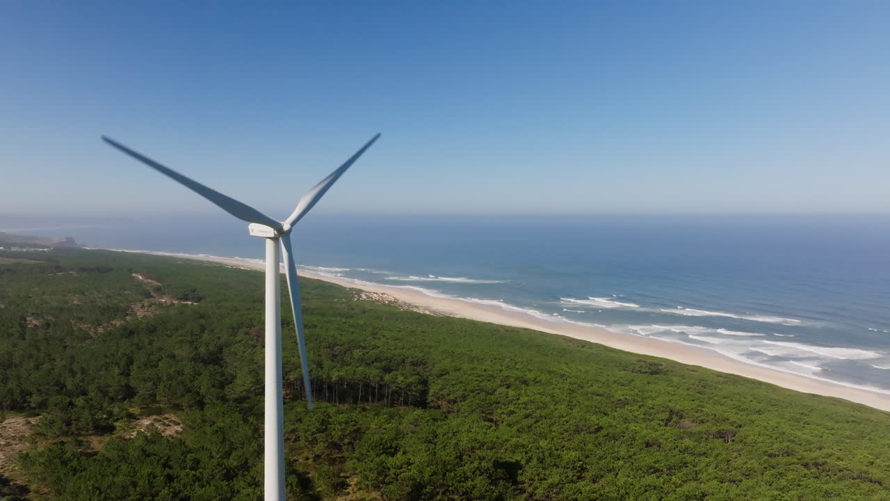 해안 풍력 터빈과 해변 풍경