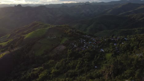 Idyllisches-Dorf-In-Den-Bergen-Thailands-Zur-Goldenen-Stunde