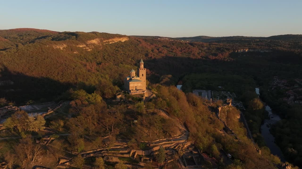 Vista drone di Tsarevets tra colline boscose al crepuscolo, Bulgaria