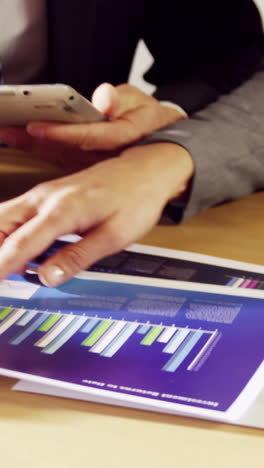 personas de negocios serios trabajando juntos mientras miran el gráfico