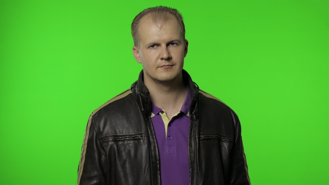 hombre mostrando los pulgares hacia arriba señal, sonriendo, riendo, satisfecho con excelente resultado, buen servicio