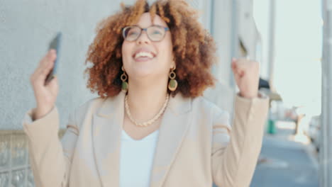 mujer al aire libre, teléfono inteligente y saludos