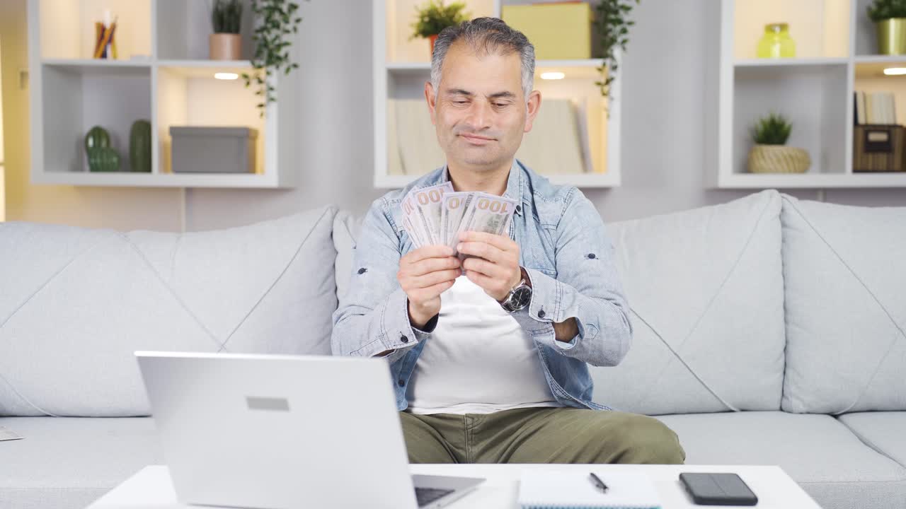 hombre distribuyendo billetes y lanzándolos al aire.