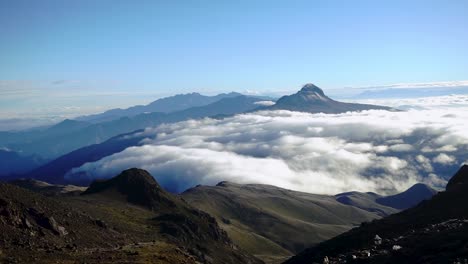 Ozean-Aus-Wolken-Im-Zeitraffer-Bei-Klarem-Himmel-über-Den-Bergen