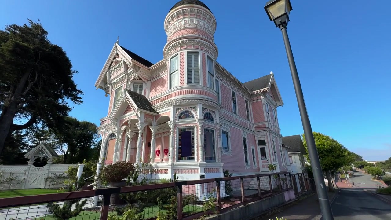 En vidvinkelvy av Pink Lady Mansion i Eureka, Kalifornien, är ett fantastiskt exempel på viktoriansk arkitektur. Byggd 1889.