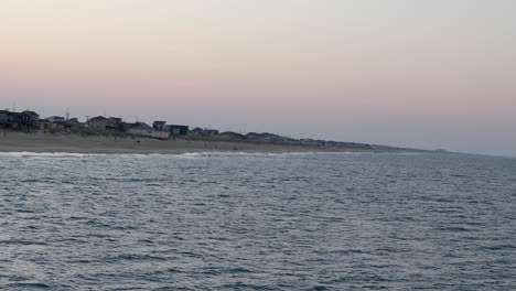 Eine-Beruhigende-Statische-Aufnahme-Mit-Blick-Auf-Den-Strand-Kurz-Nach-Sonnenuntergang