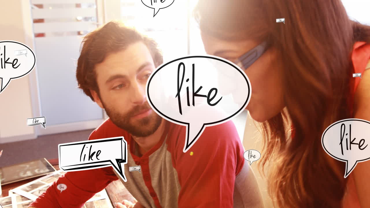 animación de iconos digitales con texto similar sobre diversas personas de negocios en la oficina