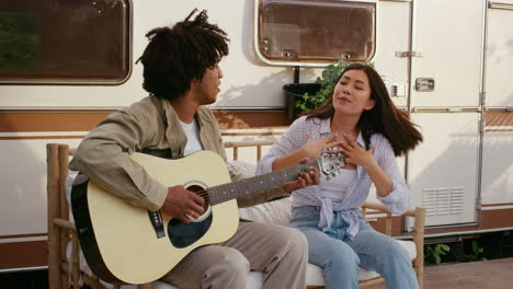 pareja tocando la guitarra al aire libre