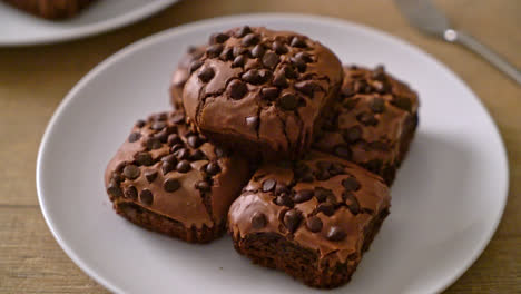 Dunkle-Schokoladenbrownies-Mit-Schokoladenstückchen-Obendrauf