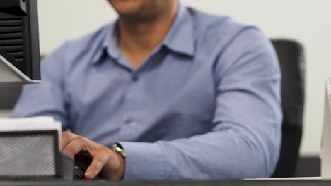 Hombre-De-Negocios-Escribiendo-En-El-Teclado-De-La-Computadora-Trabajando-En-La-Oficina