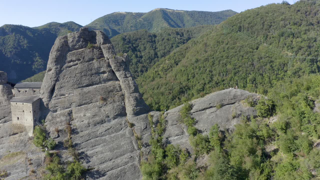 제노바, 리구리아, 이탈리아 근처 산에 있는 고대 성