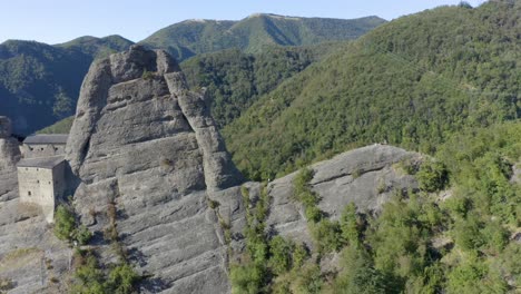 Alte-Burg-In-Einem-Berg-In-Der-Nähe-Von-Genua,-Ligurien,-Italien