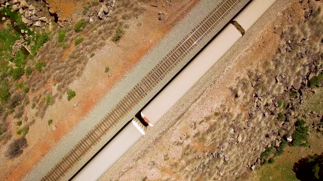 공중 철도 amtrack 실버 승용차는 프레임을 분기하는 드론 바로 아래를 통과합니다.