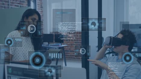 animación del procesamiento de datos financieros y escaneo de alcance sobre personas de negocios hablando en la oficina