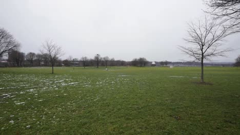 un día nublado en un parque hamilton en la orilla del lago ontario