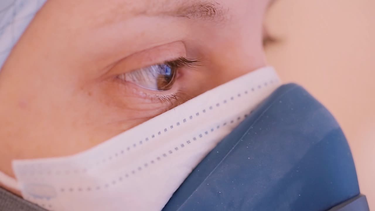 보호 마스크를 착용하는 여자