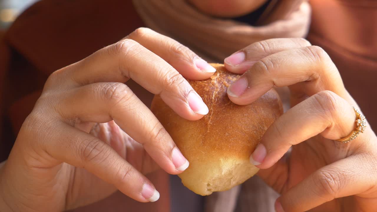 mujer comiendo pan