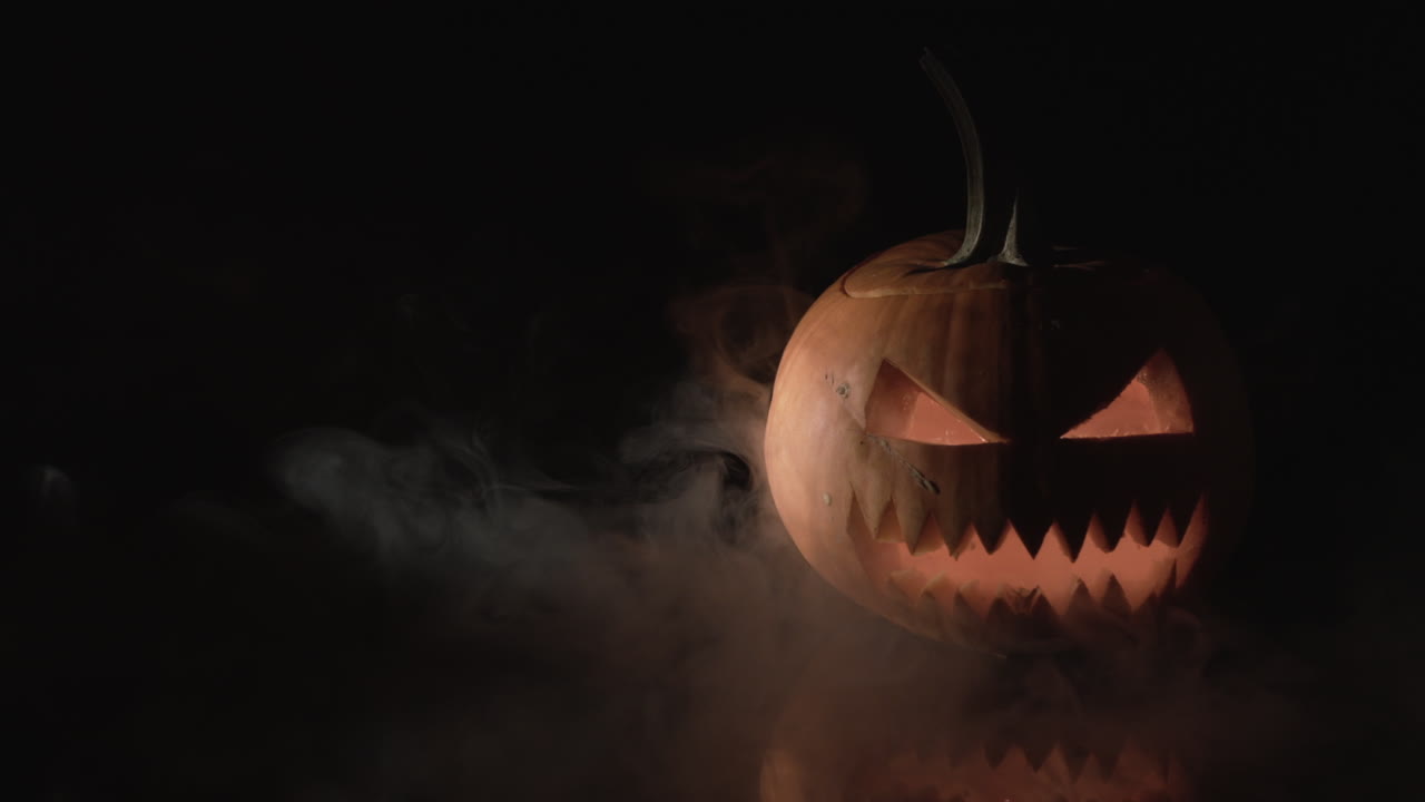 calabaza de halloween sobre fondo negro con bocanada de humo, apple pro res