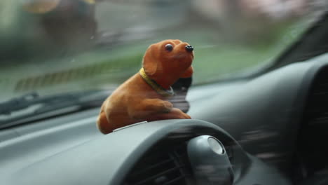 b-roll deslizante de muñeco cachorro en el tablero del auto