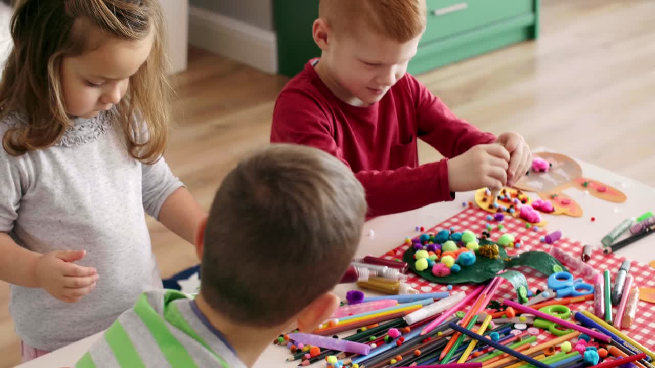 mesa llena de decoraciones de pascua hechas a mano