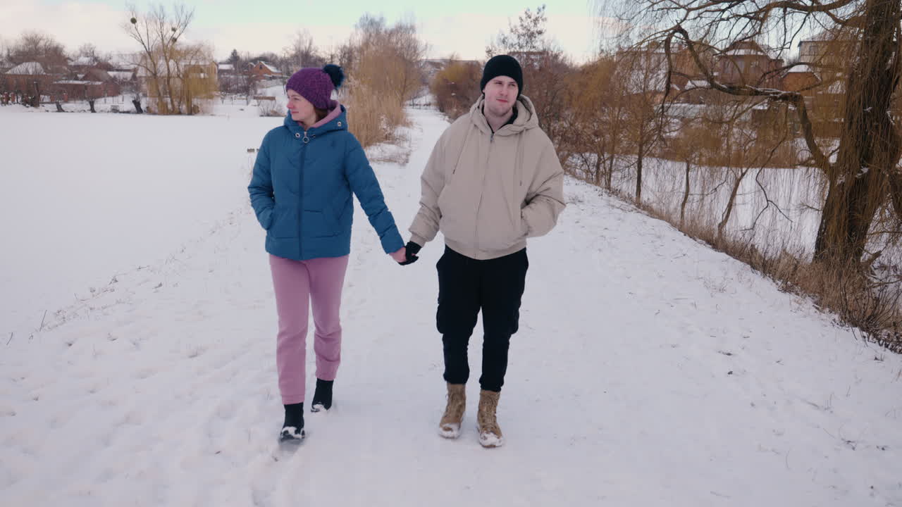 눈 인 공원 에서 산책 하는 부부