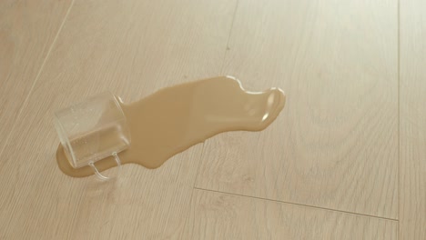 나무 바닥에 커피가 흘러