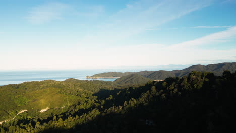 Vuelo-Aéreo-Sobre-Colinas-Densamente-Boscosas-Hacia-La-Playa-De-Totaranui-En-El-Parque-Nacional-Abel-Tasman,-Isla-Del-Sur,-Nueva-Zelanda