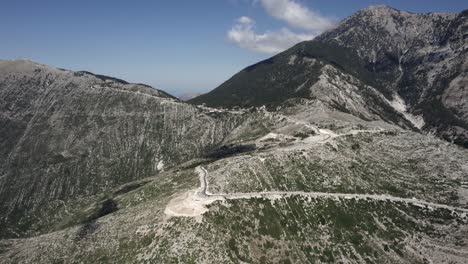 video de drones sobre el paso de montaña llogara en sh8, albania