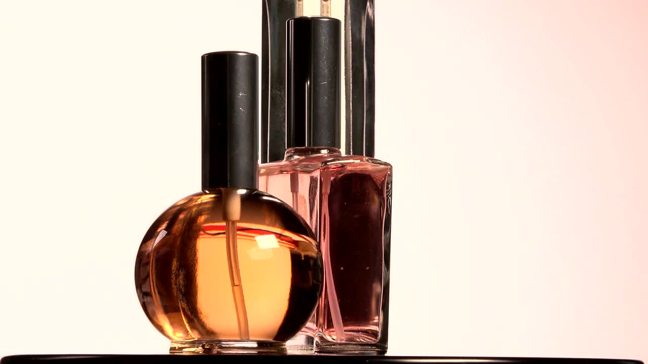 Profumi uomo e donna. Tre flaconi spray in rotazione.
