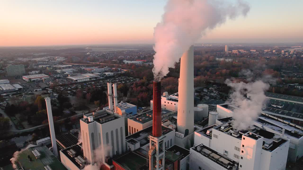 colpo rotante attorno a un gruppo motopropulsore che si sfoga a brunswick, in germania