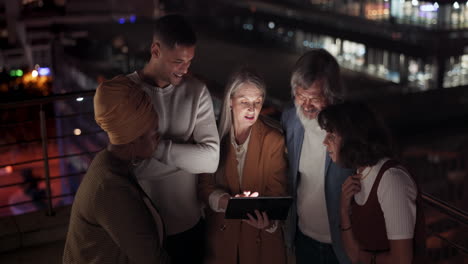 Tablet,-Zusammenarbeit-Und-Abend-Mit-Einem-Unternehmen