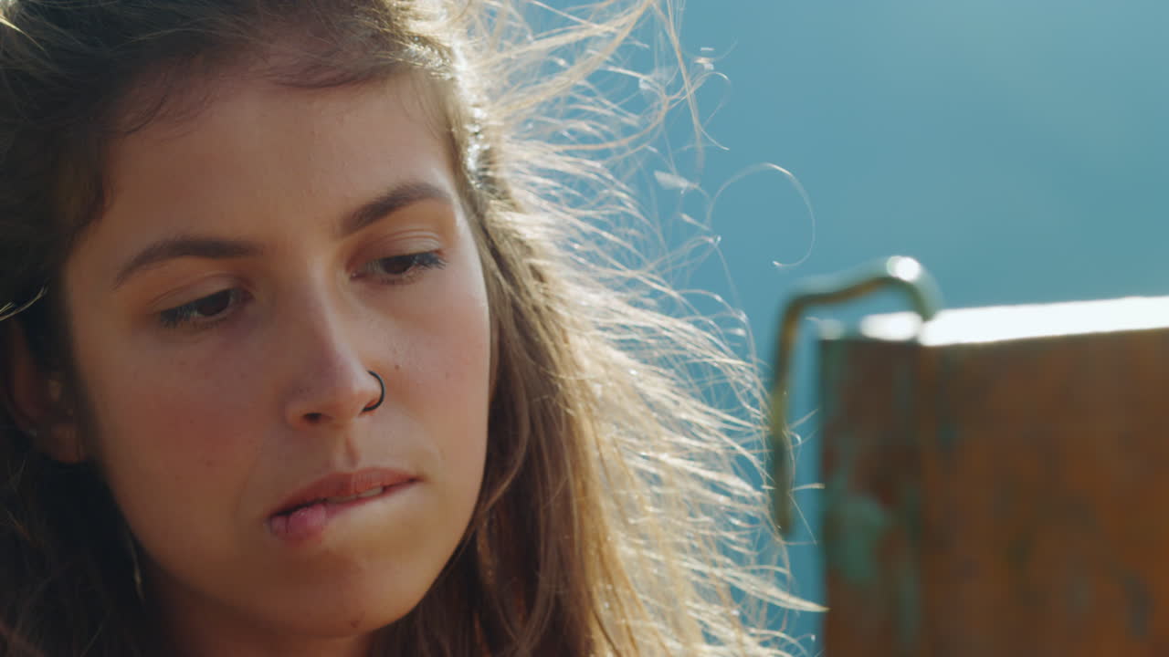 artista pensativo mordiendo el labio en primer plano. pintor creativo disfrutando del dibujo al aire libre