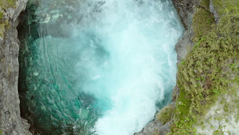 vista de pájaro del paisaje acuático azul turquesa del río en stryn, noruega