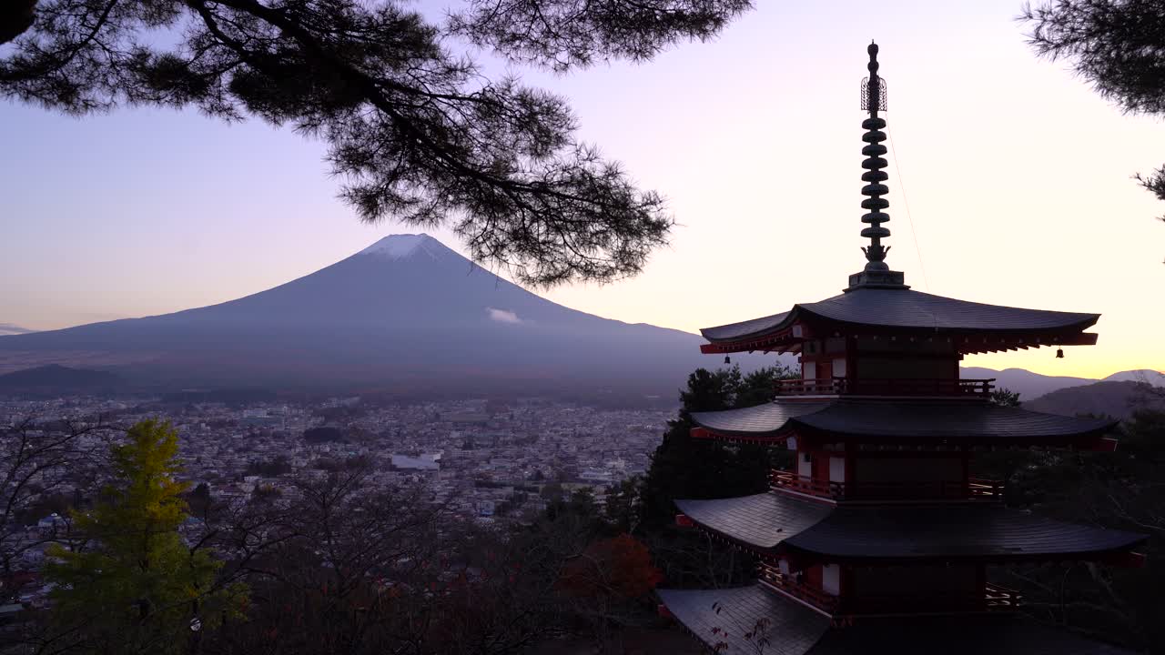 Berømt Chureito Pagode vartegn i Japan med Fuji-bjerget ved solnedgang - statisk optagelse