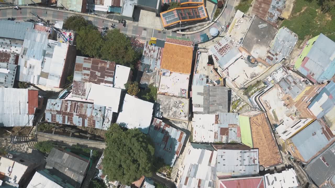 drone antena, vista panorámica de la comuna 13 barrios marginales, casas, escaleras mecánicas en medellín, colombia