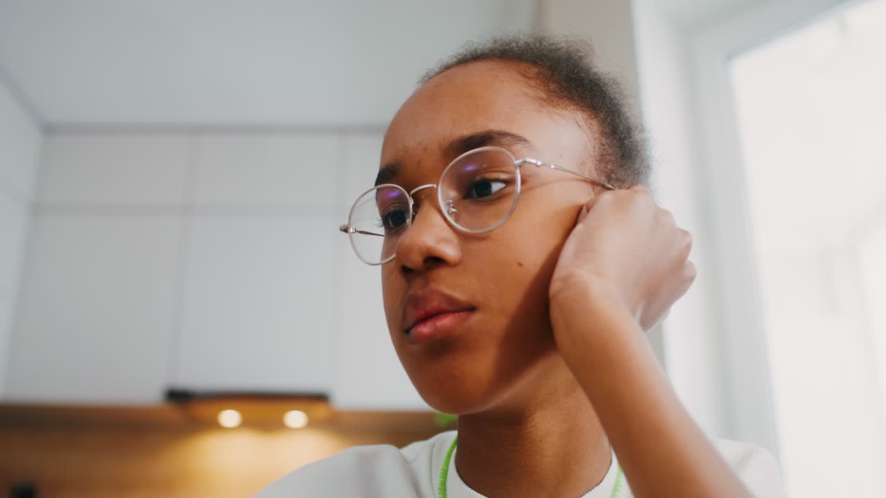 una adolescente con gafas.