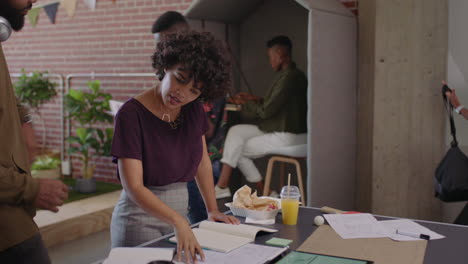 Gente-De-Negocios-Negra-Profesional-Reuniéndose-Con-Colegas-Líder-De-Equipo-De-Lluvia-De-Ideas-Mujer-Compartiendo-Ideas-Creativas-Usando-Tecnología-De-Tableta-En-El-Lugar-De-Trabajo-De-Oficina-Moderno