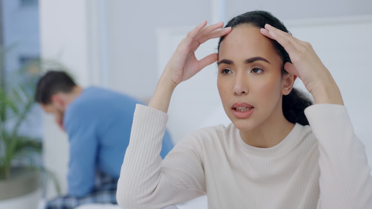 이혼, 갈등, 부부가 침대에서 논쟁하는 것