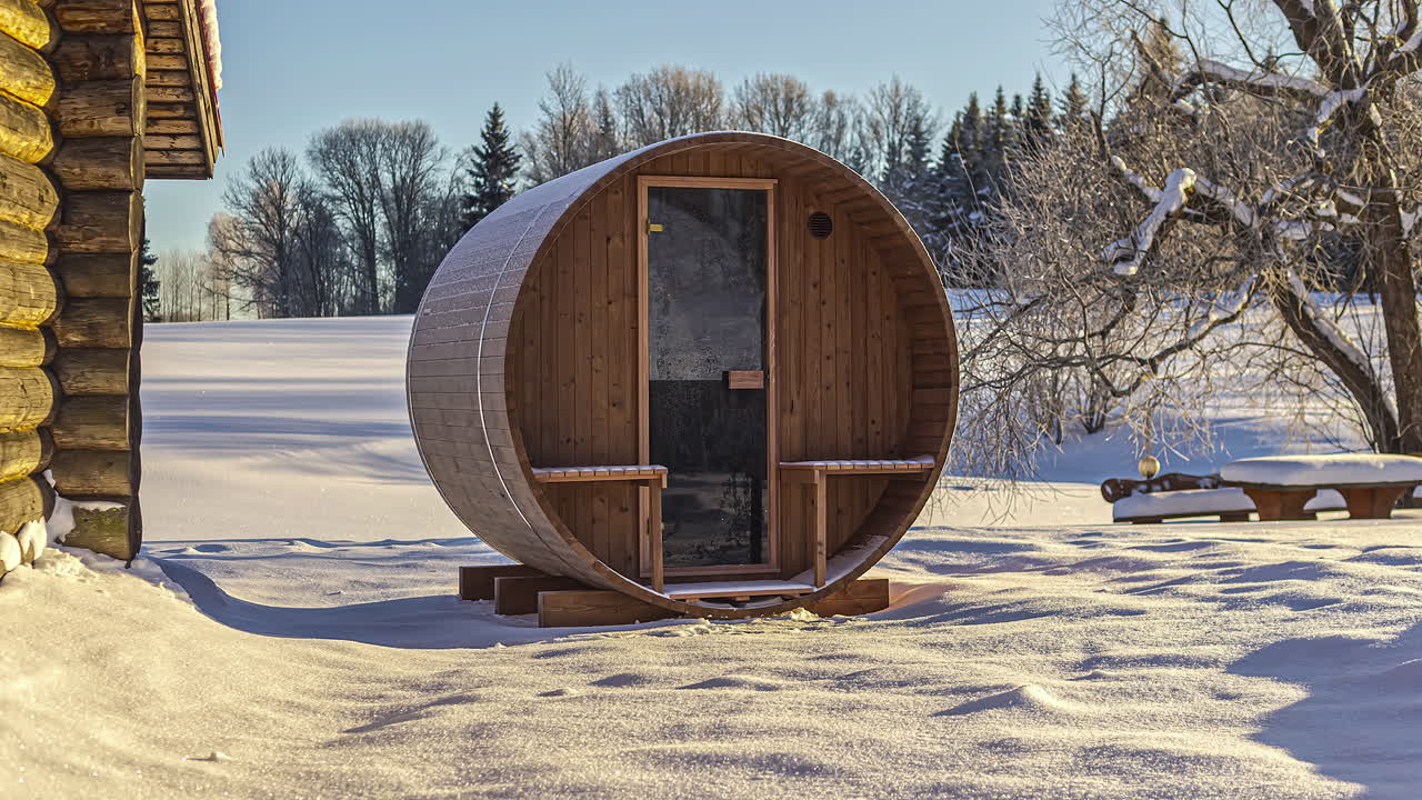 timelapse: habitación de cabaña modular de madera en un área de bosque junto al lago cubierto de nieve