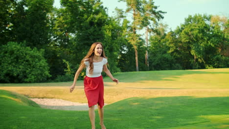 Mujer-Jugando-Al-Frisbee-En-Un-Prado-Verde.-Niña-Feliz-Divirtiéndose-En-El-Parque