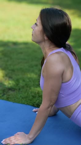 mujer practicando yoga al aire libre