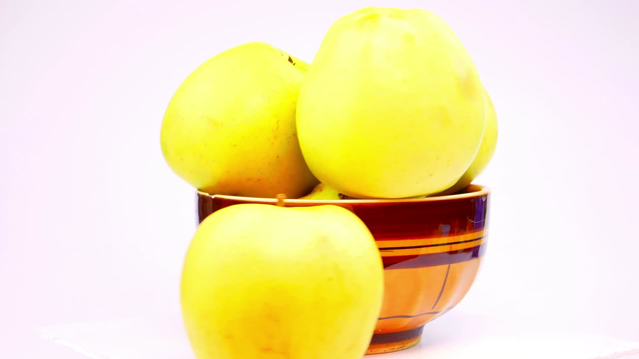 manzanas en un plato sobre un fondo blanco